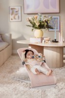 Little Pea BabyBjorn Bouncer Balance Soft-pearly-pink-white-mesh_lgf_lifestyle